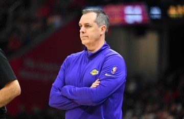 半场丢82分遭耻辱失利 问题缠身湖人跌出附加赛区